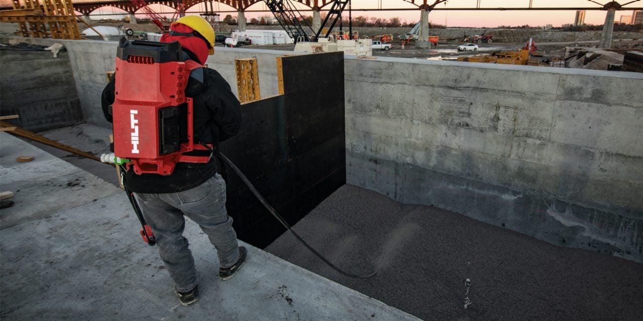 Akumulatorowy wibrator do betonu NCV 10-22 podczas pracy z buławą w betonie 