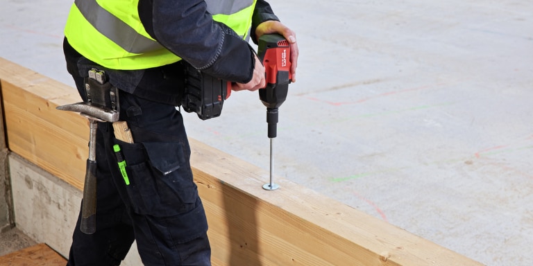 Mocowanie drewna do betonu - montaż na wcisk
