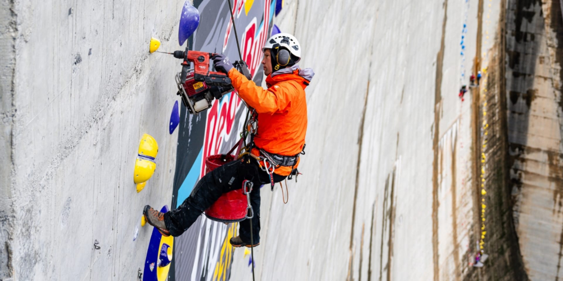 Zdjęcie trasy Red Bull Dual Ascent 2024 przy zaporze Verzasca w Szwajcarii przy użyciu kotwic Hilti TE 60-22, SIW 4 AT-22 i HST-4.